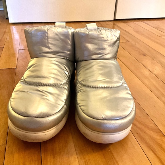 UGG Silver Winter Boots size 8 - Picture 5 of 9